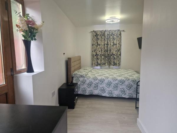 Studio Flat on Straight Road, Harold Hill,の写真2