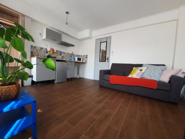 The photo shows the La chambre 2, Climatisée AC, Calme, Cuisine privée located in the city of Nice.