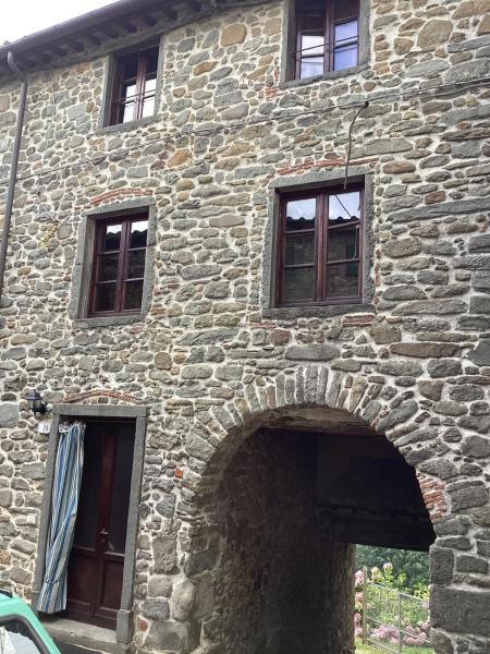 På billedet ses objektet Casa Fucina in Corsagna, Borgo a Mozzano, Lucca beliggende i byen Lugliano.