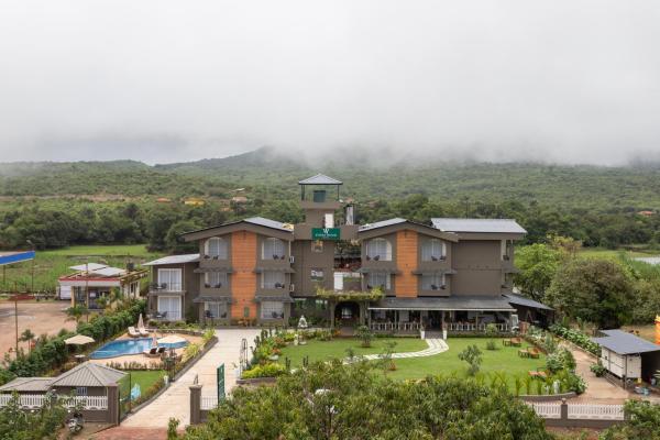 A la foto es mostra l'objecte Stone Wood Hotel Amboli situat a la ciutat de Ajra.