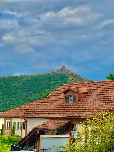 På bilden syns objektet C`est la vie som ligger i staden Mtscheta.