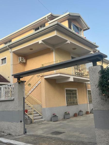 A la foto es mostra l'objecte Coral Home situat a la ciutat de Shkodër.