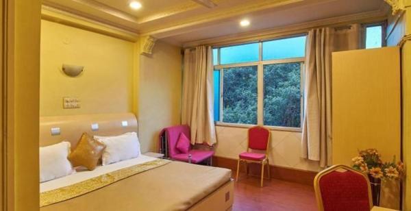 写真にはプネ市にあるHotel Tusharが写っています。