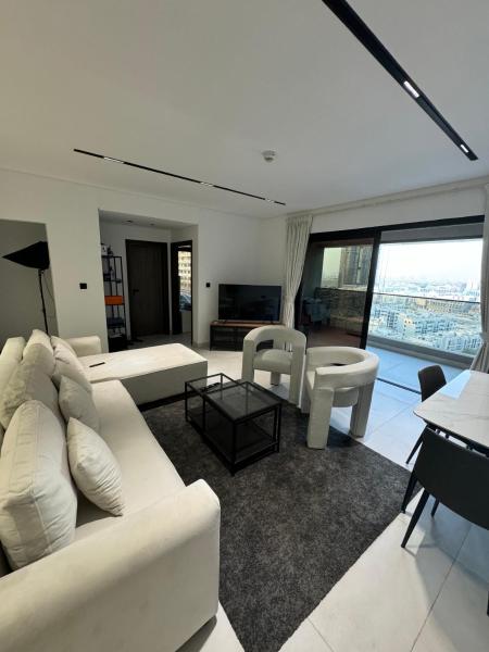 A la foto es mostra l'objecte Modern & Spacious 2 bed 2 bath situat a la ciutat de Dubai.
