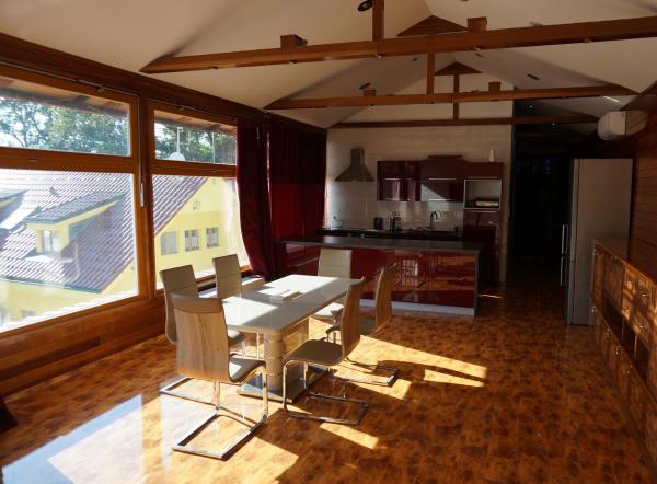 På bilden syns objektet Luxusně zařízený dům v přírodě - Praha Západ som ligger i staden Jesenice.