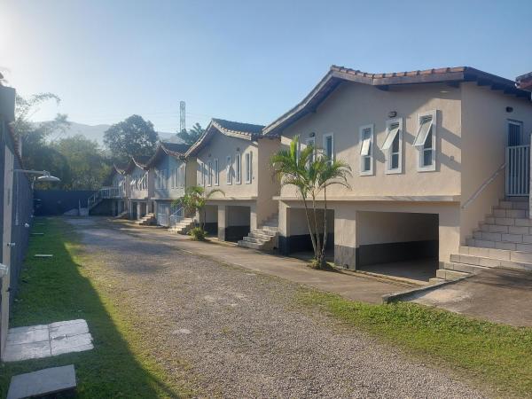 A la foto es mostra l'objecte Casas em Condomínio próximo da praia com 2 dormitórios, churrasqueira e 3 vagas de garagem situat a la ciutat de Ubatuba.