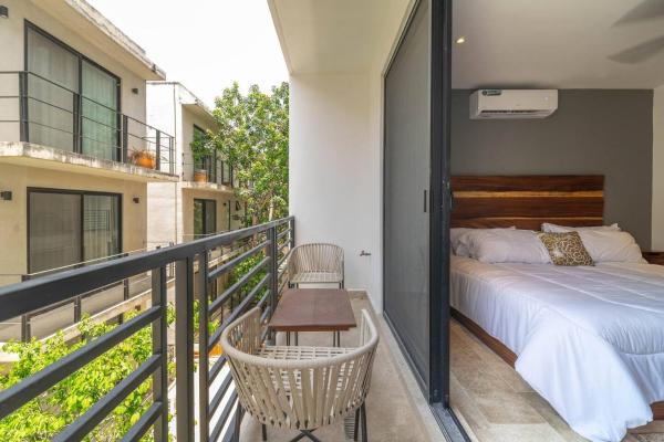 Na zdjęciu widoczny jest obiekt King Suite with Balcony, Gym and Rooftop Pool położony w mieście Tulum.