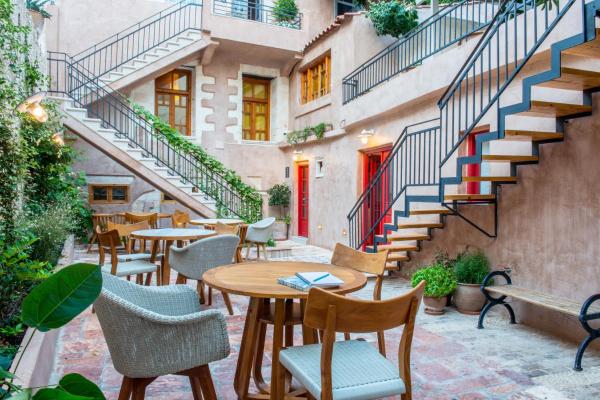 På billedet ses objektet Hotel Off beliggende i byen Chania.