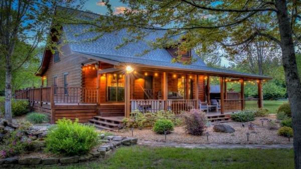 写真にはChestnut Gap市にあるCreekwood Cabinが写っています。