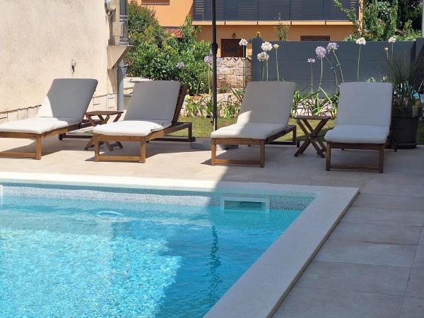 A la foto es mostra l'objecte Villa Kamelija situat a la ciutat de Fažana.