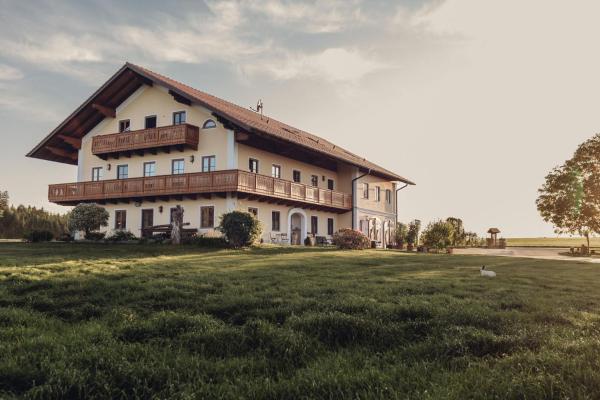 Na zdjęciu widoczny jest obiekt Chalet-Apartments Am Schmiedhof położony w mieście Prutting.
