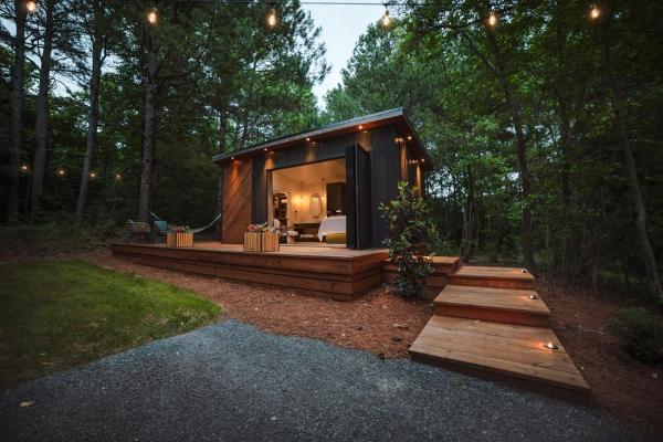 På billedet ses objektet Glamping cottage with glass front and hot tub! beliggende i byen Allens Crossroads.