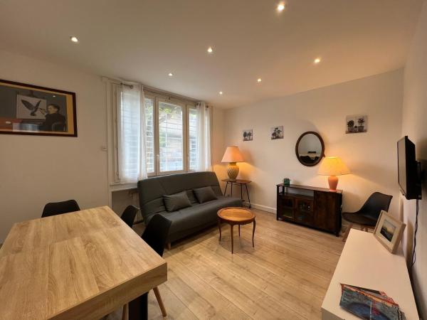 Na zdjęciu widoczny jest obiekt A deux pas du Stade de France położony w mieście La Courneuve.