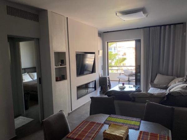 På billedet ses objektet Varkiza Cozy Seaside Apartment beliggende i byen Vári.