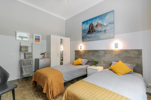 På billedet ses objektet Urban Rooms San Roque beliggende i byen Las Rehoyas.