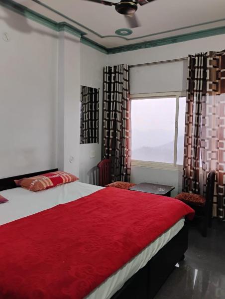 På billedet ses objektet HOTEL GRAND GLORRYy beliggende i byen Pauri.