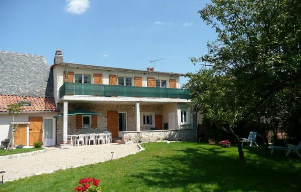 På billedet ses objektet Maison familiale beliggende i byen Pers.