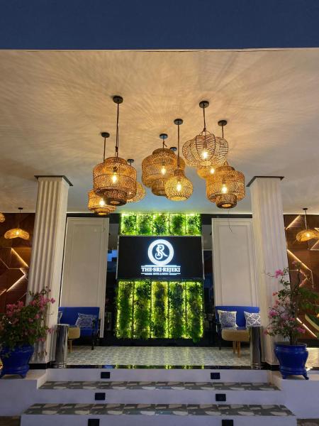 写真にはBlitar市にあるHotel Sri Rejeki Blitarが写っています。