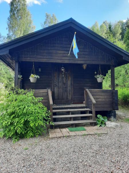 La photo montre l'objet Gemütliche Blockhütte für Auszeit in Torsby auf einem Bauernhof situé dans la ville de Lysvik.