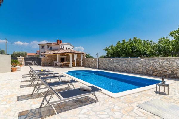 A la foto es mostra l'objecte Villa Leonardelli situat a la ciutat de Galižana.