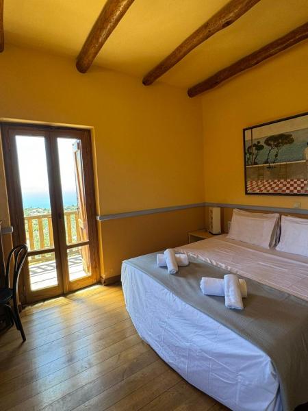 Nella foto è visibile l'oggetto Kalamata Natural Stone Seaview Sanctuary situato nella città di Orovás.