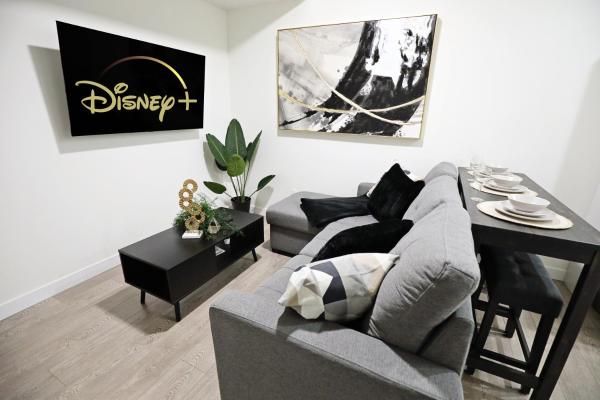 A la foto es mostra l'objecte Elegant Escape King Bed Long Stays WEM Disney situat a la ciutat de Edmonton.