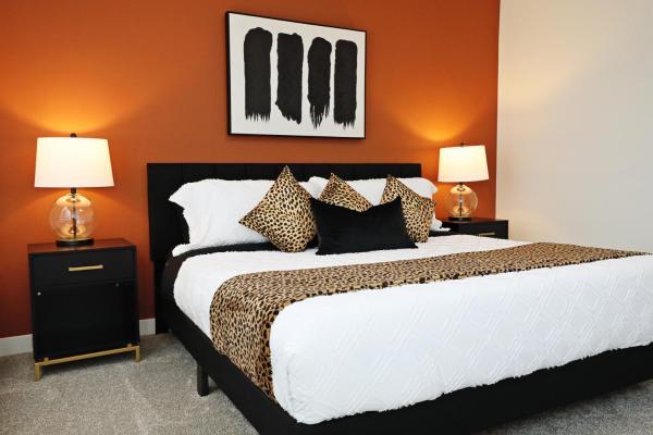 A la foto es mostra l'objecte Elegant Retreat with King Beds Golf Disney Near WEM situat a la ciutat de Edmonton.