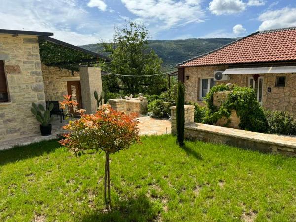 A la foto es mostra l'objecte ΕΚΑLI ROOMS APARTMENTS situat a la ciutat de Vitsiríni.