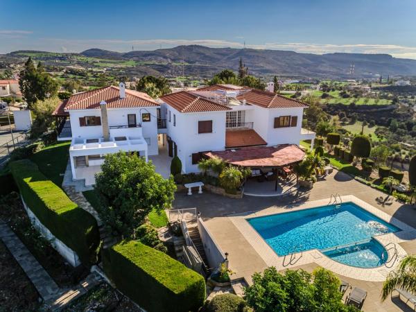 På billedet ses objektet Mountain view 6 bed mansion with Private Padel Court, Pool & Gym beliggende i byen Chirokitia.