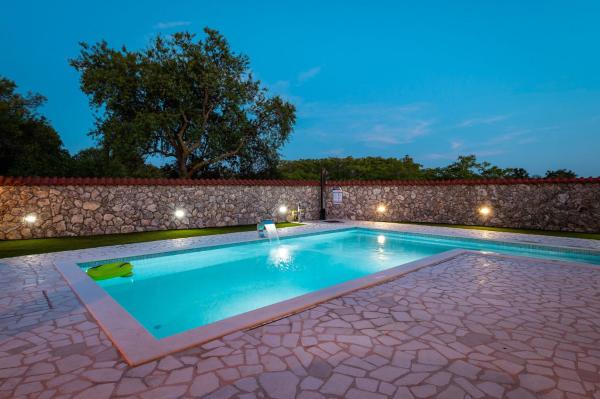 A la foto es mostra l'objecte Villa Nika situat a la ciutat de Radonić.