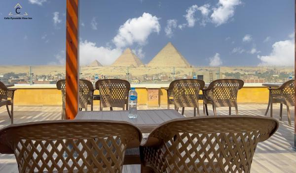 A la foto es mostra l'objecte Moon Pyramids Inn situat a la ciutat de El Caire.