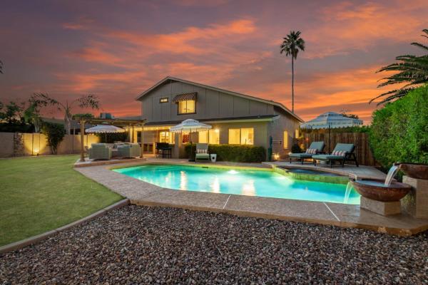 A la foto es mostra l'objecte NEW Spanish Wells Retreat Pool & Spa Billiards BBQ situat a la ciutat de Phoenix.