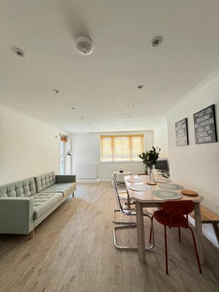 Spacious 3BD Flat Close to Tube - Fulham!, Londra