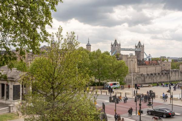 Фотография 8: Large & Central 2BD Flat - Tower Hill