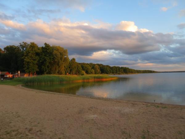På billedet ses objektet Strandhaus am Oberuckersee beliggende i byen Warnitz.