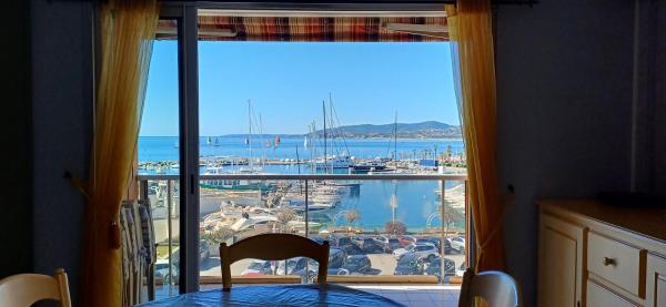 A la foto es mostra l'objecte Sublime vue mer,parking,wifi situat a la ciutat de Fréjus.