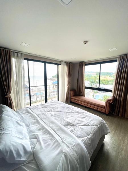 Na fotografii je vidět objekt The High One Condominium nacházející se ve městě Ban Laem Thaen.