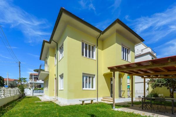 På billedet ses objektet Golden Luxe - Roman Luxury Villa in the Sea beliggende i byen Camaiore.