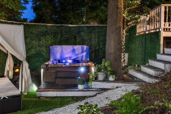 Auf dem Foto ist das Objekt Hot Tub and Walk to Lakeside Dining Meredith Home! in der Stadt Meredith zu sehen.