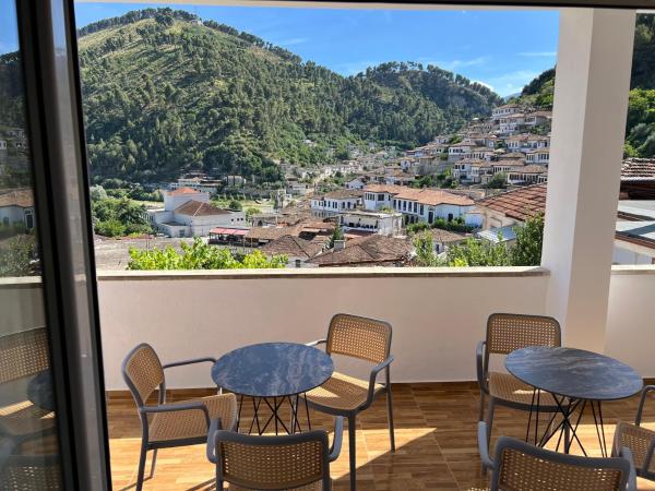 Auf dem Foto ist das Objekt EK-Center Vila Berat in der Stadt Berat zu sehen.