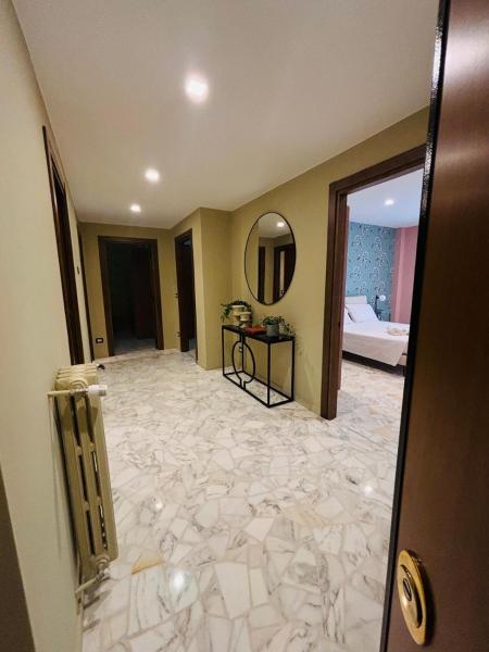 A la foto es mostra l'objecte Casa Viola situat a la ciutat de Bari.