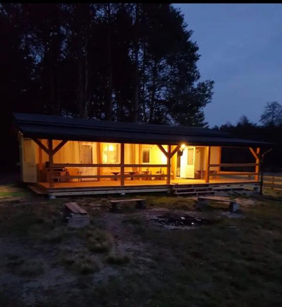 写真にはPrzedbórz市にあるUroczy domek letniskowy w otoczeniu przyrodyが写っています。