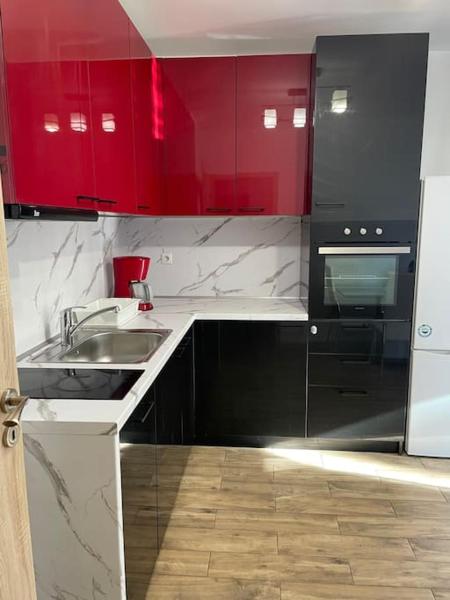 Cozy Apartment in Varna with Parking, Warna
