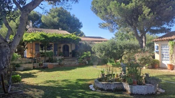 A la foto es mostra l'objecte villa provençale situat a la ciutat de Arles.