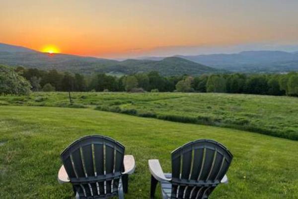 Op de foto is het object Farmhouse with Mountain Views Near Stowe and Smuggs te zien, gelegen in de stad Johnson.