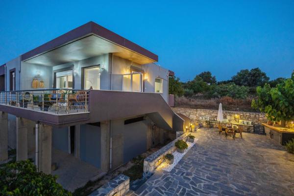 The photo shows the Country House Crete located in the city of Kapsalianá.