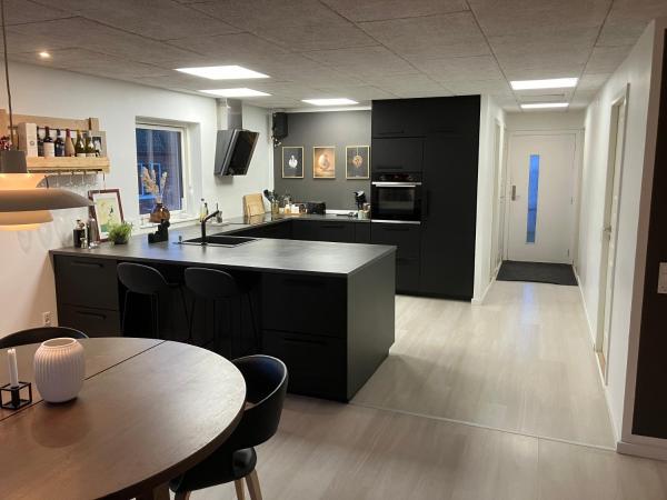 写真にはLøgstør市にあるFriheden Løgstørが写っています。