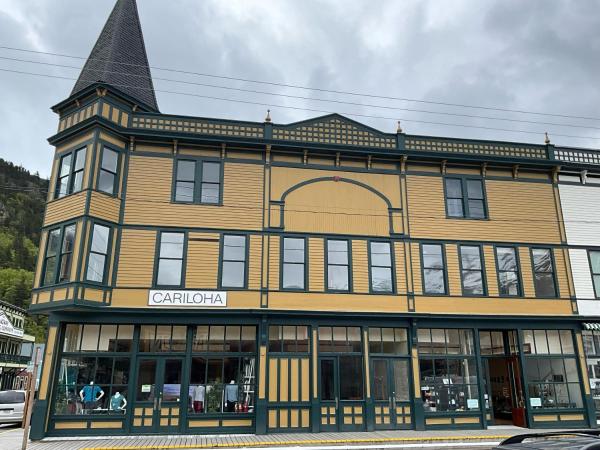 A la foto es mostra l'objecte Pack Train Inn situat a la ciutat de Skagway.