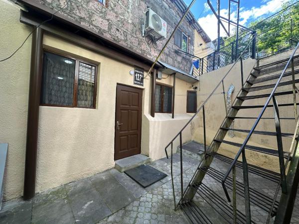 Na fotografii je vidět objekt David's entire place 2 nacházející se ve městě Bordžomi.