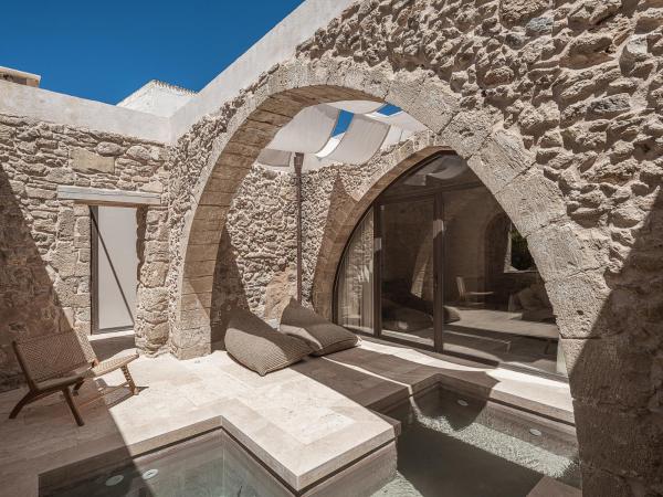 A la foto es mostra l'objecte Corte Interna, free heated pool situat a la ciutat de Azoyirás.